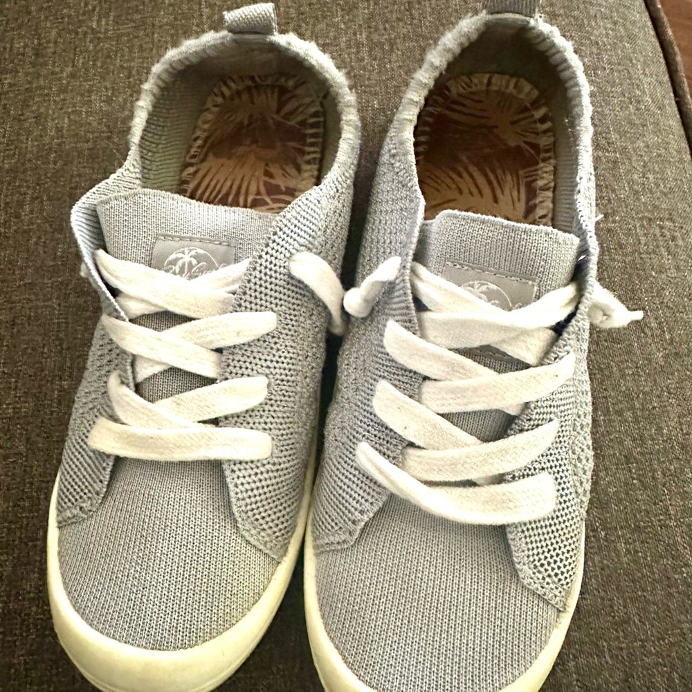 Roxy Surf-Gray Knit Sneakers with White Laces.